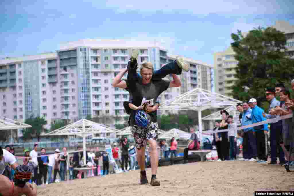 Жарыс ережесі бойынша, қатысушы мәреге бірінші болып жетумен бірге әйеліне зақым келтіріп алмауға мұқият тырысуы тиіс. Олай етпеген жағдайда қатысушыға айып есептеліп, ол жарыстан шығып қалуы мүмкін.