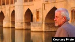 چاپ نوشته‌های محمد رحيم اخوت از مجله‌ی فردوسی، در سال ۱۳۴۶ شروع شد و با نشريه‌های هفتگی و ماهانه‌ی ديگر ادامه يافت.