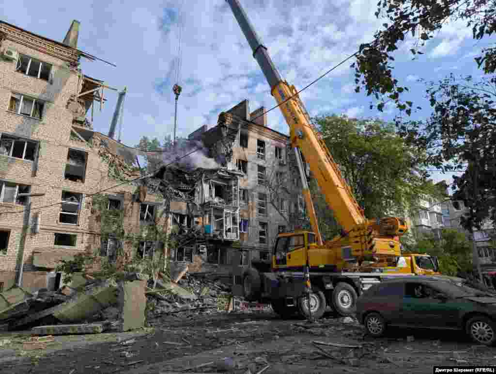 У Миколаєві внаслідок масованого обстрілу України з боку РФ, сталося влучання у п'ятиповерхівку, загинув 77-річний чоловік, ще п'ятеро людей зазнали поранень. Миколаїв, 25 травня 2025 року.«Противник застосував ракети та ударні безпілотники. Ціллю стали домівки мирних громадян: пошкоджено понад 80 житлових будинків. Зафіксовано 27 пожеж, на трьох локаціях вогнеборці досі гасять полум’я. Станом на зараз постраждало понад 70 людей: 12 загинуло, понад 60 поранено», повідомив міністр внутрішніх справ Ігор Клименко