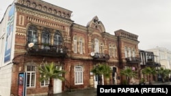 Здание бывшей гостиницы «Россия» на сухумской набережной