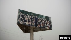 Кытай лидери Си Цзинпиндин Кашкардагы индустриалдык паркка болгон иш сапары чагылдырылган баннер. 3-май, 2021-жыл.