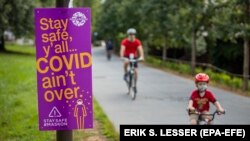 Կորոնավիրուսի վտանգի մասին նախազգուշացնող պաստառներ, Ատլանտա, Ֆլորիդայի նահանգ, 1 հուլիսի, 2020թ.