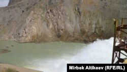 Плотина Кировского водохранилища, Таласская область, 7 августа 2012 года.