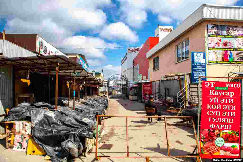 Ош базарынын азык-түлүк саткан бөлүгү гана иштеп, калган бөлүгү карантинге жабылган.