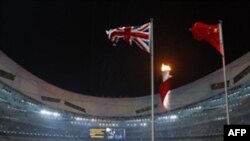 در مراسم اختتامیه، هزاران رقصنده چینی همراه با خواننده های این کشور نمایشی پر زرق و برق اجرا کردند.(عکس: AFP)