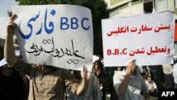 شماری از هواداران محمود احمدی‌نژاد در تجمع هفته گذشته خود در میدان ولی‌عصر تراکت‌هایی با شعار بسته شدن بی بی سی در دست دارند