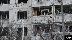 Правоохоронці збирають уламки та працюють із мешканцями постраждалих будинків, приймають від них заяви щодо пошкодження житла