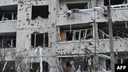 Так виглядає багатоповерховий житловий будинок у Харкові після російського удару касетним боєприпасом. 18 квітня 2025 