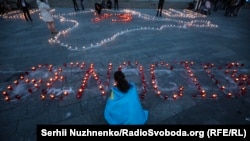 Qırımtatar sürgünligi yılına bağışlanğan «Qalbiñde ateş yaq» aktsiyası. Kyiv, 2017 senesi mayısnıñ 17-si