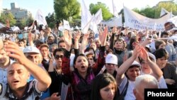 Armenia - Prosperous Armenia Party supporters rally in Yerevan, 02May2013.
