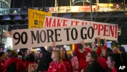 Дэманстранты пратэстуюць з заклікам да неадкладнага вызваленьня закладнікаў, якія ўтрымліваюцца ў сэктары Газа баевікамі ХАМАС. Тэль-Авіў, 25 студзеня 2025