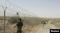 سربازان عراقی در حال محافظت از مرز عراق با سوریه.