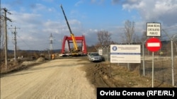 Podul peste Olt, de la Voila, este de peste patru ani șantier în lucru.