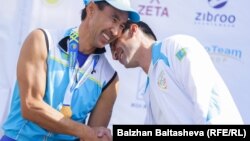 Бизнесмен Муратхан Токмади (слева) на любительском соревновании по триатлону в Алматы.
