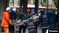 Спасатели эвакуируют пострадавших, Ереван, 25 октября 2012 г.