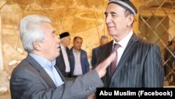 Ўзбекистон Халқ ҳофизи Шерали Жўраев шоир Омон Матжон билан.