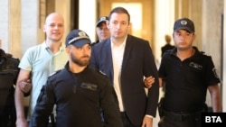 Никола Барбутов (в средата) и Петър Рафаилов в Софийския апелативен съд, 18 септември 2025 г.