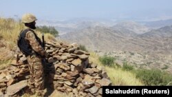 Як повідомив журналістам начальник місцевої поліції Абдул Самад Хан, двоє солдатів і стільки ж поліцейських були вбиті