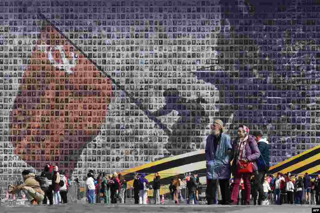 پوستری عظیم در سن پترزبورگ که سربازی از ارتش سرخ را در حال برافراشتن پرچم شوروی بر فراز ساختمان رایش‌تاگ در برلین به تصویر می‌کشد. این تصویر که از ۴۵۰۰ پرتره‌ سربازان کهنه‌کار جنگ جهانی دوم ساخته شده، در آستانه هشتادمین سالگرد روز پیروزی در ۹ مه، که نشانه شکست آلمان نازی است، به نمایش درآمده است.