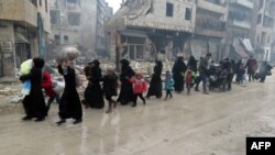 ساکنان شرق حلب، خانه‌های خود را ترک می‌کنند