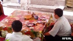 Bənənyar kəndindəki çayxanada televizor  polislər tərəfindən götürülüb