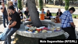 На фоне массовой безработицы в стране суды приступили к рассмотрению исков бывших государственных служащих, которые считают, что они были уволены незаконно