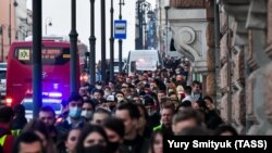 Владивостокто Навальныйды колдогон акциядан бир көрүнүш.