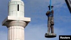 Демонтаж памятника Роберту Ли в Новом Орлеане. Май, 2017.