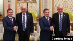 Өзбекстан президенті Шавкат Мирзияев пен АҚШ президенті Дональд Трамп. Оң жақтағы фото – өңделген.