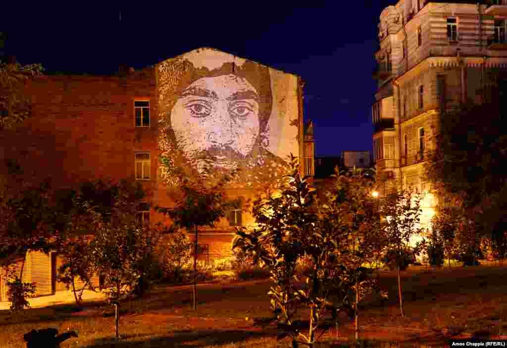 Портрет Сергія Нігояна, першого, хто загинув під час протестів Євромайдану. Вірменин за національністю, він був убитий незадовго до наступу силовиків на демонстрантів зимового ранку 22 січня 2014 року. Батько Нігояна, побачивши цей портрет, сказав: &laquo;Ми пишаємося ним. Дякуємо всім, хто поважає і береже його пам&rsquo;ять&raquo;. Автор &ndash; португальський художник Vhils (вулиця Михайлівська, 22Б)