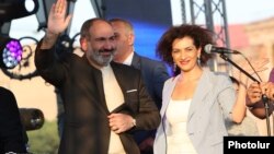 Премьер-министр Армении Никол Пашинян и его супруга Анна Акопян (архив)