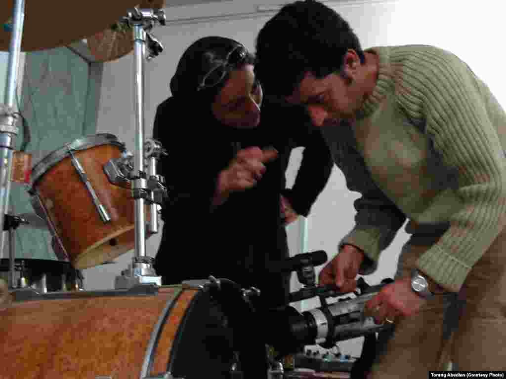 ترنگ عابدیان و فیلمبردارش تورج اصلانی در پشت صحنه فیلم «نه یک توهم»