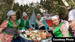 Чарада катнашучылар. Уртада - язучы Фәүзия Бәйрәмова