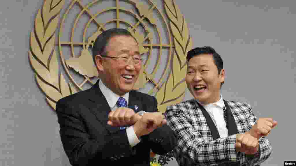 23 октябрьдә Көньяк Кореялы җырчы Psy (уңда) Нью-Йоркта БМО генераль-секретаре Пан Ги Мун белән фотога төшү мөмкинлеге чыккач аңа үзенең &quot;Gangnam Style&quot; клибындагы бию хәрәкәтләрен күрсәтә.