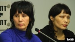 Мәскеудегі құлдықтан босатылған Бәкия Қасымова (сол жақта) мен Ләйла Әшірова. Мәскеу, 2 қараша 2012 жыл.