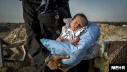 
طیبه سیاوشی شاه‌عنایتی زنان معتاد را متهم اصلی پدیده کودک‌فروشی دانست. عکس زنی معتاد و کودکش در نزدیکی تهران