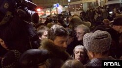 Борис Немцов и Людмила Алексеева на Триумфальной площади 31 января.