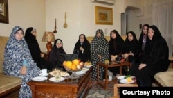 جمعی از خانواده های زندانیان سیاسی