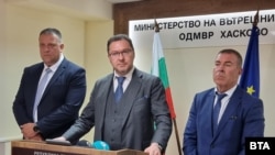 Директорът на ОДМВР - Хасково Иван Расоков, министърът на вътрешните работи Даниел Митов и главният секретар на МВР Мирослав Рашков на 28 април