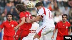 روزنامه جهان فوتبال درباره بازی تيم فوتبال اميد ايران مقابل بلاروس می نويسد تيم اميد يک بازی سردرگم، بی برنامه، آشفته و بی هدف ارايه کرد تا با نگرانی بيشتری به آينده اين تيم و مصاف با استراليا و عربستان بينديشيم.