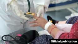 Врач проверяет сатурацию пациента в инфекционной больнице Бишкека. Иллюстративное фото.