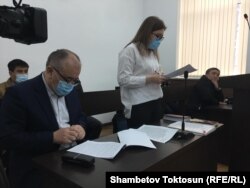 Омурбек Текебаев (слева) и Темирлан Ормуков (справа). Зал Верховного суда, 3 марта 2021 г.