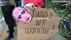 «Окупанти!» – так проводжають російських дипломатів в Брюсселі