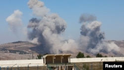 ستون‌های دود برخاسته از حمله هوایی اسرائیل به ارتفاعات شهر نبطیه در جنوب لبنان، جمعه ۶ تیر 