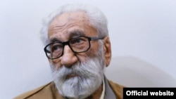 نورعلی تابنده، قطب دراویش گنابادی خطاب به یاران خود گفته که در حال حاضر «بیرون نمی‌تواند» بیاید، «اما در منزل، آزاد» است