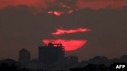 عکس خبرگزاری فرانسه از غروب خورشید در پشت ساختمانی ویران در سرزمین‌های فلسطینی تحت محاصره؛ پنجشنبه ۱۲ تیرماه