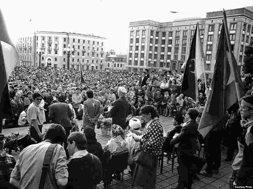 1991 елда Казанның Ирек мәйданында татарстаннар Мәскәүдән бәйсезлек таләп итә. Ул чакта мондый митинглар даими узып тора һәм анда дистәләрчә мең кеше җыела.