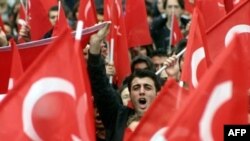 گفته می شود که هدف عمده گروه های تروریستی تغيير نظام سکولار ترکيه به يک نظام اسلامی از طريق خشونت آميز است.