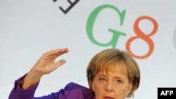 سخنگوی دولت آلمان: تبریک گفتن به احمدی نژاد برای آنگلا مرکل قابل تصور نیست.