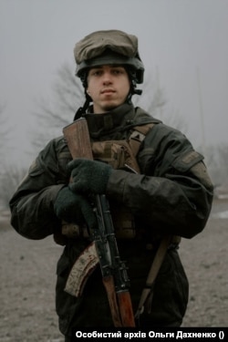 Захисник Маріуполя, боєць 12-ї бригади НГУ «Азов» Олександр Дахненко більше 2,5 років у російському полоні. За словами Ольги Романової, тортурами його змусили «зізнатися» у вбивстві мирних жителів